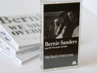 La cassette originale et le CD de l'album folk auquel a participé Bernie Sanders en 1987, alors qu'il était maire de Burlington dans le Vermont - Handout [HANDOUT from Todd Lockwood/AFP]