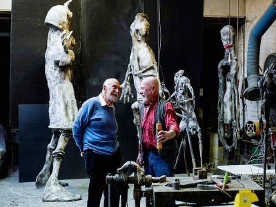 Simon Gronowski (g), survivant de la Shoah, pianiste et avocat à la retraite, et Koenraad Tinel (d), sculpteur, dessinateur qui se dit "gosse de nazi", lors d'une interview avec l'AFP, le 24 février 2020 à Vollezele, en Belgique - Kenzo TRIBOUILLARD [AFP]