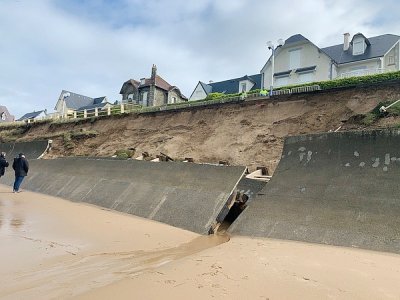 La digue à Jullouville s'est effondrée sur une cinquantaine de mètres sous les assauts des vagues ce jeudi 12 mars. - Mairie Jullouville