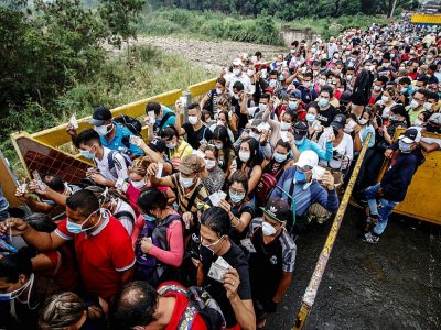 Des personnes venues du Venezuela portant des masques de protection au poste-frontière avec la Colombie, le 12 mars 2020. - Schneyder MENDOZA [AFP]