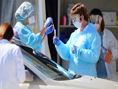 Des employés médicaux testent un patient dans le cadre de la pandémie de coronavirus, le 12 mars 2020 à San Francisco. - Josh Edelson [AFP]