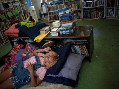 La Brésilienne Lua Oliveira, 12 ans, lors d'une interview avec l'AFP à la bibliothèque "Mundo da Lua" qu'elle a fondée à Rio de Janeiro, le 10 mars 2020 - MAURO PIMENTEL [AFP]