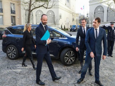 Le chef du gouvernement Edouard Philippe (G), avec les ministres de la Santé Olivier Veran (C) et de l'Intérieur Christophe Castaner (D) - Ludovic Marin [POOL/AFP]