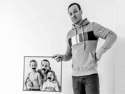 Anthony Langevin, photographe et graphiste, propose des séances photos originales avec sa "Family Box". - Kelly Moeller
