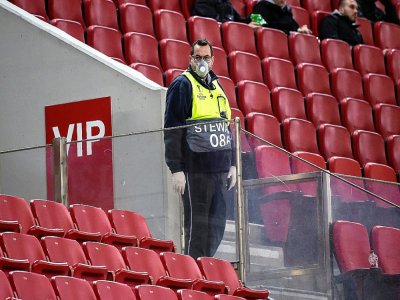 Un stadier porte un masque de protection, le 12 mars 2020 à Athènes avant la rencontre Olympiakos-Wolverhampton - Angelos Tzortzinis [AFP]