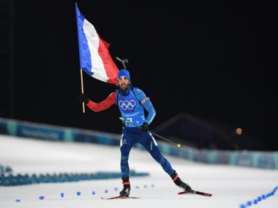 Martin Fourcade franchit la ligne d'arrivée du relais mixte des JO de Pyeongchang en vainqueur, le 20 février 2018 - FRANCK FIFE [AFP/Archives]