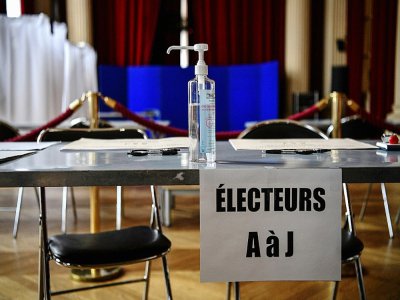 Un flacon de gel hydroalcoolique dans un bureau de vote pour les municipales, le 13 mars 2020 à Paris - Christophe ARCHAMBAULT [AFP]
