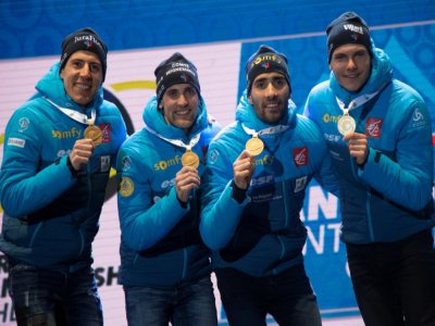 Martin Fourcade et ses équipiers du relais masculin posent avec leur médaille d'or après leur victoire aux Mondiaux d'Anterselva en Italie le  22 février 2020 - MARCO BERTORELLO [AFP/Archives]