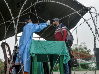 Contrôle sanitaire à la frontière entre l'Inde et le Bangladesh avant sa fermeture, le 13 mars 2020 près de Siliguri - DIPTENDU DUTTA [AFP]