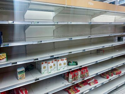 Les rayons de pâtes d'un supermarché à Villiers-sur-Marne, en région parisienne, dévalisés le 13 mars 2020 - Martin Bureau [AFP]