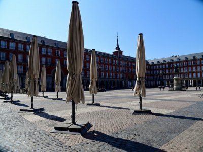 D'habitude bondée, la Plaza Mayor au centre de Madrid  désertée à cause du coronavirus le 14 mars 2020 - JAVIER SORIANO [AFP]