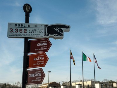 "Dublin est à 3.352 miles d'ici", indique un panneau directionnel sur la terrasse de la brasserie de Baltimore - Sébastien DUVAL [AFP]