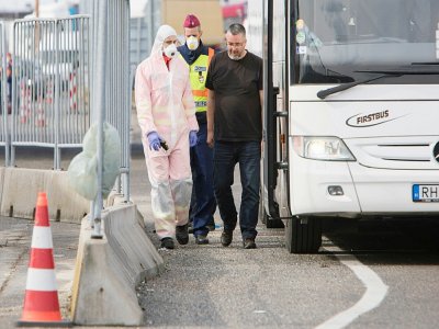 Des policiers hongrois à la frontière avec l'Autriche à Nickelsdorf, le 14 mars 2020 - ALEX HALADA [AFP]