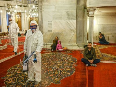 Désinfection d'une mosquée à Istanbul, le 14 mars 2020 - Ozan KOSE [AFP]