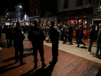 Des consommateurs quittent un café du Touquet, dans le Pas-de-Calais, dimanche à 00h00 sous le regard de la police - Ludovic Marin [AFP]
