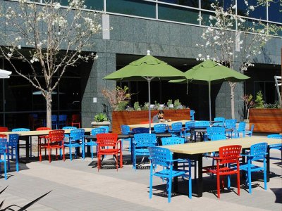 Un employé de Google déjeune seul au soleil, le 12 mars 2020 à Mountain View, en Californie - Glenn CHAPMAN [AFP]