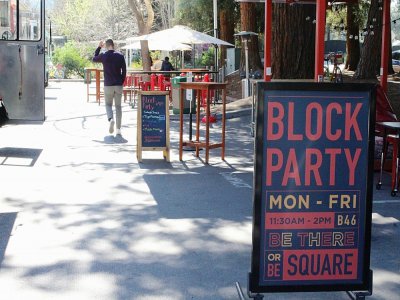 Des tables de food trucks "Block Party" vides, le 12 mars 2020 sur le campus de Google à Mountain View, en Californie - Glenn CHAPMAN [AFP Photo]