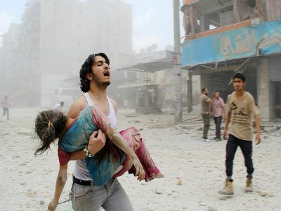 Un homme tient dans ses bras une fillette blessée dans un bombardement, le 3 juin 2014 à Alep, dans le nord de la Syrie - BARAA AL-HALABI [AFP/Archives]