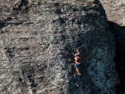 Pablo Veloso  escalade le Cerro Arequita, près de Minas, le 24 février 2020 en Uruguay - Lidia PEDRO [AFP]