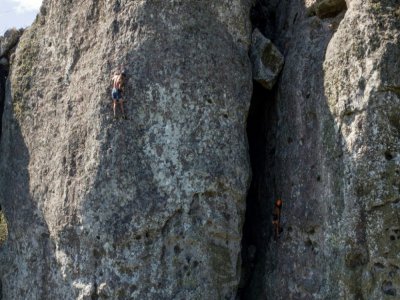 Pablo Veloso (g) escalade le Cerro Arequita près de Minas, le 24 février 2020 en Uruguay - Lidia PEDRO [AFP]