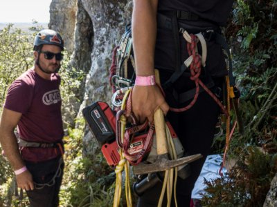 Des personnes se préparent à escalader le Cerro Arequita, le 24 février 2020 en Uruguay - Lidia PEDRO [AFP]