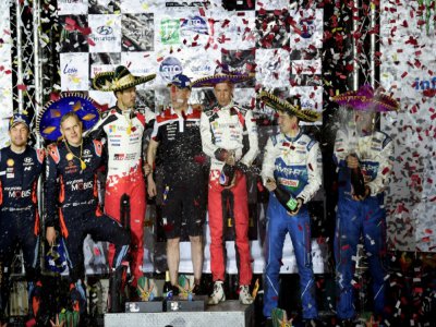 Le pilote Toyota Sébastien Ogier et son co-pilote Julien Ingrassia célèbrent à Leon, leur succès au rallye du Mexique, le 14 mars 2020 - ALFREDO ESTRELLA [AFP]