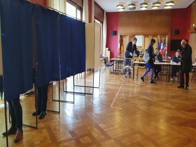 Elections municiaples : des mesures sanitaires sont appliquées dans les bureaux de vote - Thierry Valoi