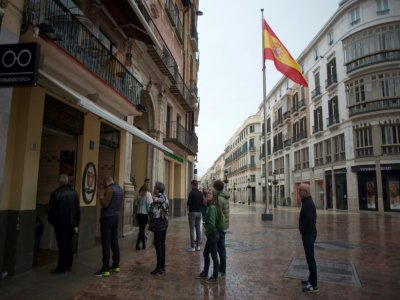 File d'attente devant une boulangerie à Malaga, le 15 mars 2020, où les clients respectent les distances de sécurité - JORGE GUERRERO [AFP]