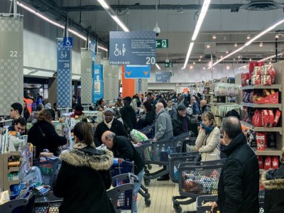 Dans un supermarché à Villiers-sur-Marne, le 13 mars 2020 - Martin Bureau [AFP/Archives]