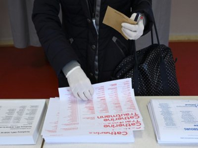 Une personne vote pour le 1er tour des municipales, le 15 mars 2020 à Strasbourg - FREDERICK FLORIN [AFP]