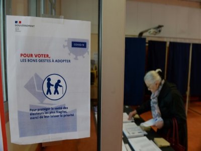 Une votante lors du premier tour des élections municipales, le 15 mars 2020 à Bordeaux - MEHDI FEDOUACH [AFP]