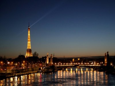 Vue de la Tour Eiffel et du pont Alexandre III, le 15 mars 2020 à Paris - Ludovic MARIN [AFP]