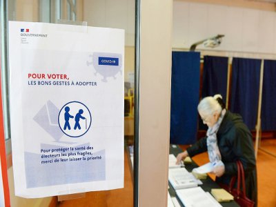 Des mesures exceptionnelles ont été prises dans les bureaux de vote le 15 mars 2020 - MEHDI FEDOUACH [AFP]