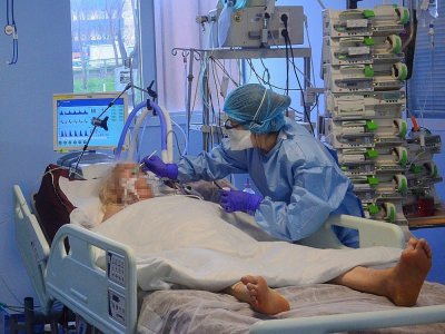 Un patient, atteint du Covid-19, en réanimation à l'hopital Bichat de Paris le 13 mars 2020 - Anne CHAON [AFP/Archives]