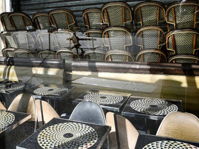 Terrasse de café fermée à Paris le 15 mars 2020 à la demande du gouvernement pour limiter la propagation du coronaviorus - FRANCK FIFE [AFP]