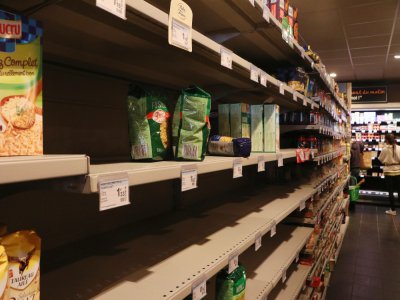 Au Carrefour City de Cherbourg-en-Cotentin, le stock de pâtes était quasiment épuisé ce lundi 16 mars à la mi-journée, au bout de trois jours d'ouverture, au lieu de 20 à 27 habituellement.