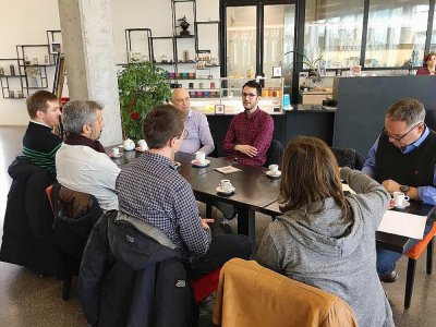 Les membres de Yes we Caen se réunissent pour débattre de leurs idées, autour d'un petit-déjeuner. - Sébastien Châble