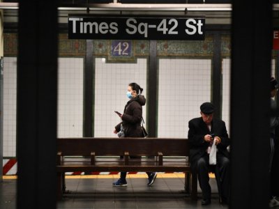 Dans la station de métro de Times Square à New York, le 13 mars 2020 - Johannes EISELE [AFP]