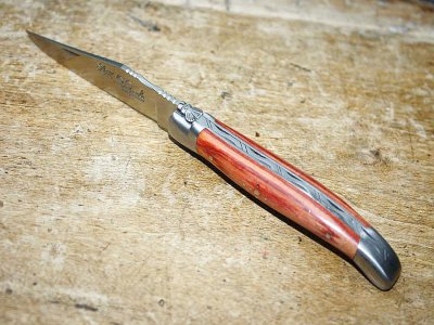Le 4 octobre dans le Calvados, un homme ivre plante un couteau dans le cou de son voisin qui l'accuse de l'avoir volé. Illustration
