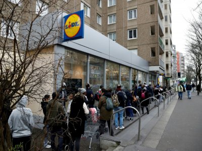 Devant un supermarché à Paris, le 16 mars 2020 - FRANCOIS GUILLOT [AFP]