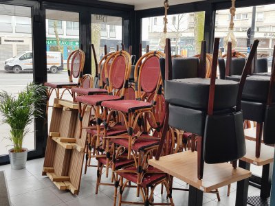 Au bar-brasserie Le Deauville au Havre, les chaises sont empilées les unes sur les autres depuis le samedi 14 mars à minuit. Cet établissement, comme tous les bars et restaurants de France, est obligé de rester porte close pour faire face à l'accélér