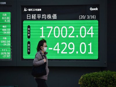 Un écran des cours de bourse dans les rues de Tokyo, le 16 mars 2020 - Kazuhiro NOGI [AFP]