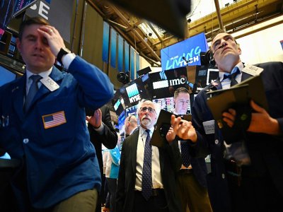 Des traders à la Bourse de New York, le 16 mars 2020 - Johannes EISELE [AFP]