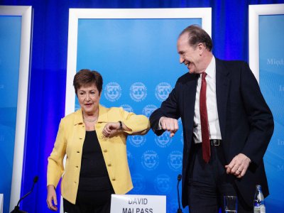 Kristalina Georgieva, directrice générale du FMI, et David Malpass, président du Groupe de la Banque mondiale, lors d'une conférence de presse conjointe sur le COVID-19 à Washington.