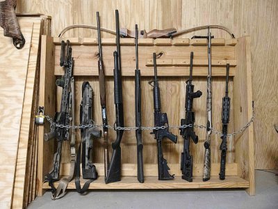 Des armes entreposées dans un poste de guet à Fortitude Ranch, le 13 mars 2020 à Mathias, en Virginie occidentale - NICHOLAS KAMM [AFP]