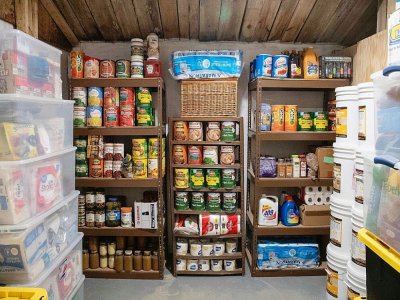 Une pièce de stockage remplie de boîtes de conserve, produits d'hygiène et denrées non périssables, le 13 mars 2020 à Mathias, en Virginie Occidentale - NICHOLAS KAMM [AFP]