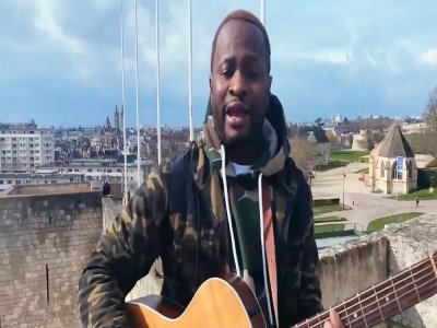 Amos Bangura a tourné son clip sur les hauteurs du Château de Caen. Il veut, par le biais de la musique, sensibiliser les populations loin de l'information. - captureecran