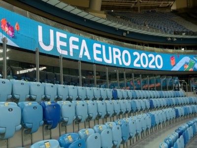 Les tribunes vides du stade Saint-Pétersbourg, qui devait accueillir certains matches du tournoi, floquées du bandeau de l'Euro-2020, le 4 février 2020 - OLGA MALTSEVA [AFP/Archives]
