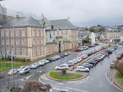 Des services sont encore ouverts dans l'agglomération de Fécamp, après l'allocution du président de la République le lundi 16 mars.
