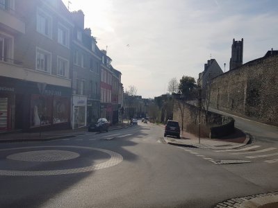 Confinement : une rue de Saint-Lô vide, ce mardi 17 mars en après-midi.